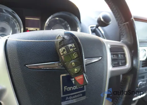 2014 Chrysler Town & Country Touring z USA, uszkodzony, nr VIN 2C4RC1BG9ER293974